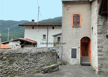 CASA UNIFAMILIARE NEL NUCLEO / TERRENO EDIFICABILE