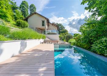 Villa – Un’oasi verde con piscina e vista lago