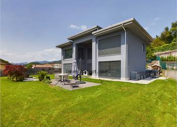 Moderna villa di lusso con piscina interna