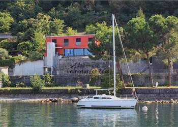 Vue sur le lac et port devant la porte?