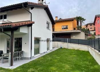 Attraente ed elegante casa con giardino