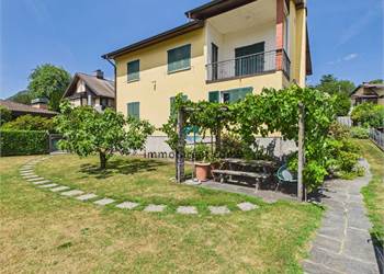Casa bifamiliare da ristrutturare con grande giardino, grottino e potenziale di ampliamento